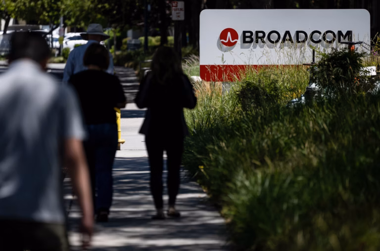 Broadcom pourrait contracter une dette record de 100 milliards de dollars pour booster la production de puces dédiées à l&rsquo;IA